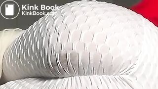 Filling white leggings with hot shit