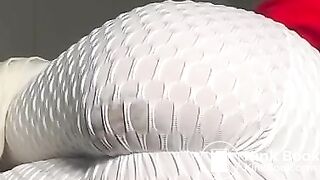 Filling white leggings with hot shit