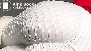 Filling white leggings with hot shit