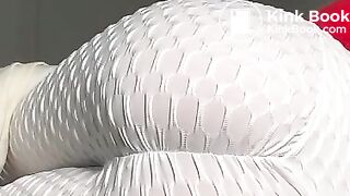 Filling white leggings with hot shit