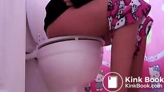 Girl with cute legs poops 1