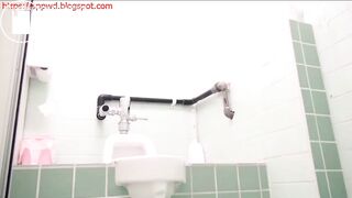 Woman forgets to flush her shit in toilet [VICD-263]