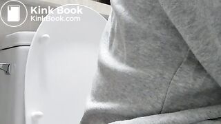 GIRL RECORDING HER SELF WHILE POOPING 18