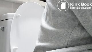 GIRL RECORDING HER SELF WHILE POOPING 18