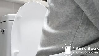 GIRL RECORDING HER SELF WHILE POOPING 18