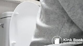 GIRL RECORDING HER SELF WHILE POOPING 18