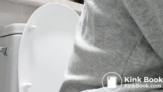 GIRL RECORDING HER SELF WHILE POOPING 18