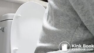 GIRL RECORDING HER SELF WHILE POOPING 18