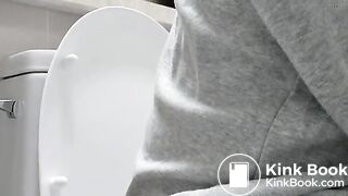 GIRL RECORDING HER SELF WHILE POOPING 18