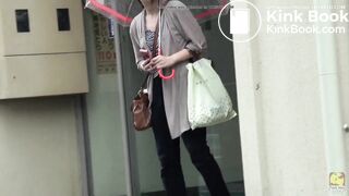 Jaoanese girl diarrhea and wipes with paper cup [PM105]