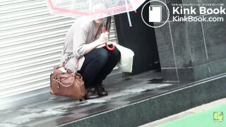 Jaoanese girl diarrhea and wipes with paper cup [PM105]