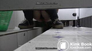 Girl Chinese pooping pis toilet.HGG_01