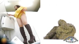 The girl who wear long boots shit at restroom 2
