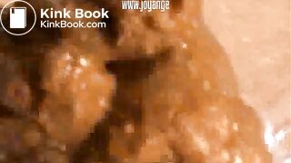 Two hot babes pooping