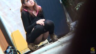 Woman with no paper uses garbage to wipe pussy [PM105]