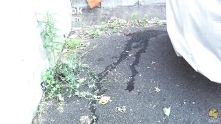 Woman with no paper, wipes with seasoning bag [PM105]