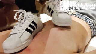 Chinese femdom贝壳头把毯子踩破皮