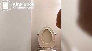 Girl with big ass taking a shit