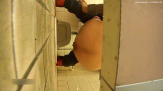 Candid filming of real toilet diarrhea and pulling pant