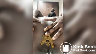 Ebony scat and smear her poo