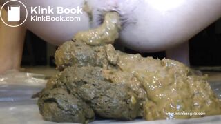 Very huge girl pooping