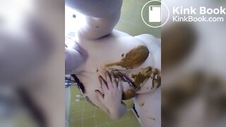 Shitting and smearing in the bathtub