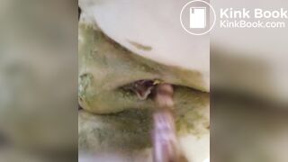 Shitting and smearing in the bathtub