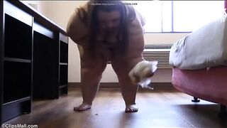 Sexy bbw tries to squeeze turds out