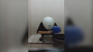 Ngintip cewek berak di SPBU