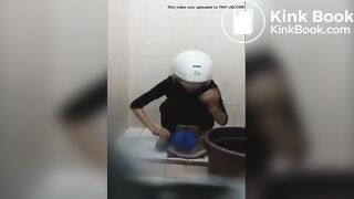 Ngintip cewek berak di SPBU