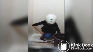 Ngintip cewek berak di SPBU