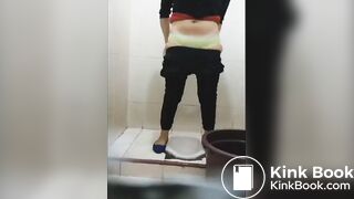 Ngintip cewek berak di SPBU