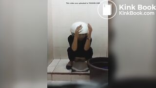 Ngintip cewek berak di SPBU