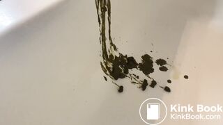 Milf Spraying Shit all Over the Bathtub