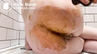 Perfect redhead shits and masturbates for you