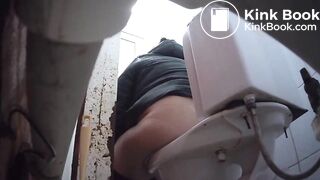 bbw takes a loose poop