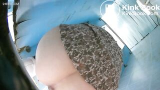 Girls shitting - video 2