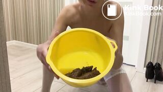 Blonde Pooping
