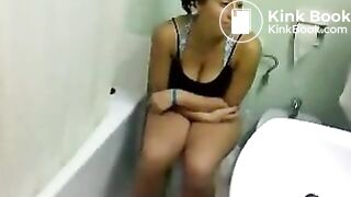 Laurie beurette chie aux chiottes