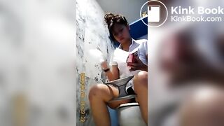 Voyeur girl Thai pee in toilet