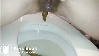 Preggo scat on the toilet