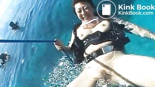 Shitting underwater - video 2