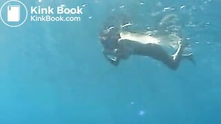 Shitting underwater - video 2