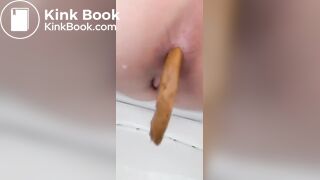 Girl emptying on the toilet