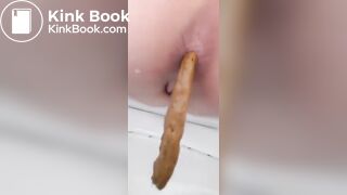 Girl emptying on the toilet