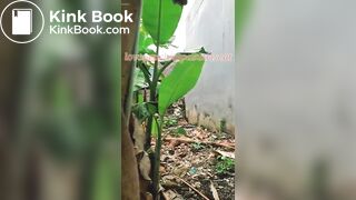 Cewek BAB di kebun