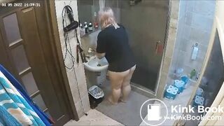 Woman pooping in Toilet 220