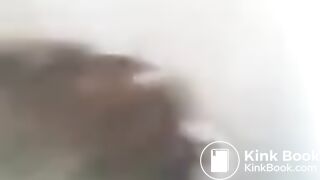 Sus amigas la graban cagando