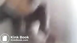 Sus amigas la graban cagando