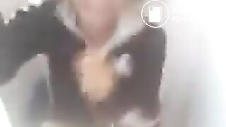 Sus amigas la graban cagando